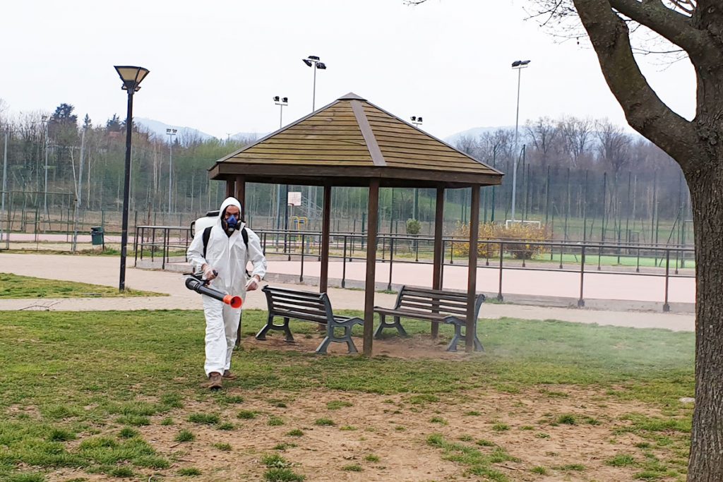 disinfettatore lavora al parco vicino gazebo